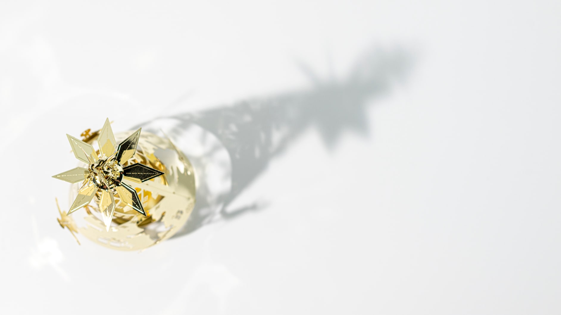 Mobile - Der Tanz um den Baum, Gold