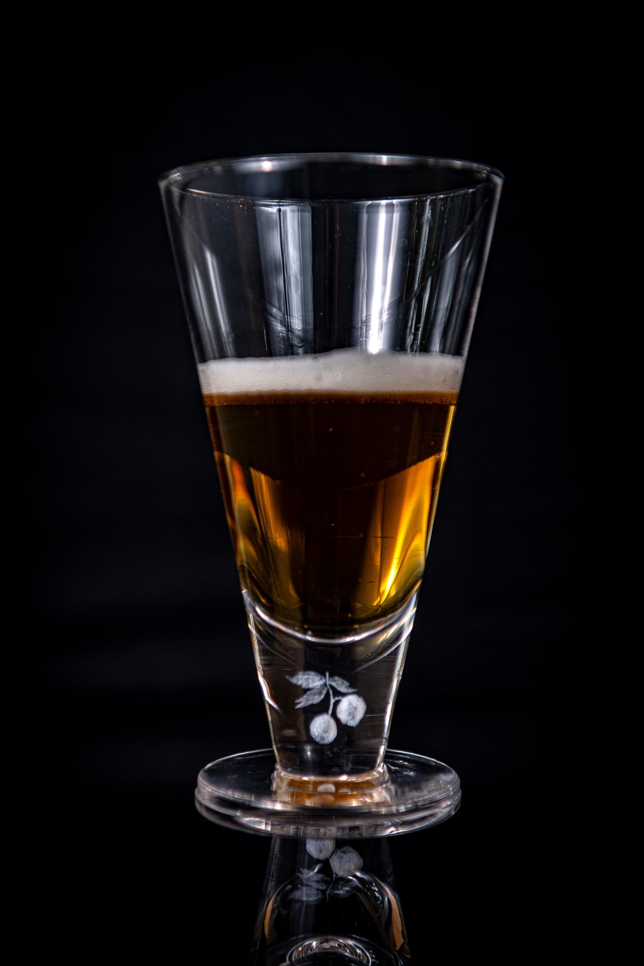 Beer glass - Mouth blown with laser design inside the foot